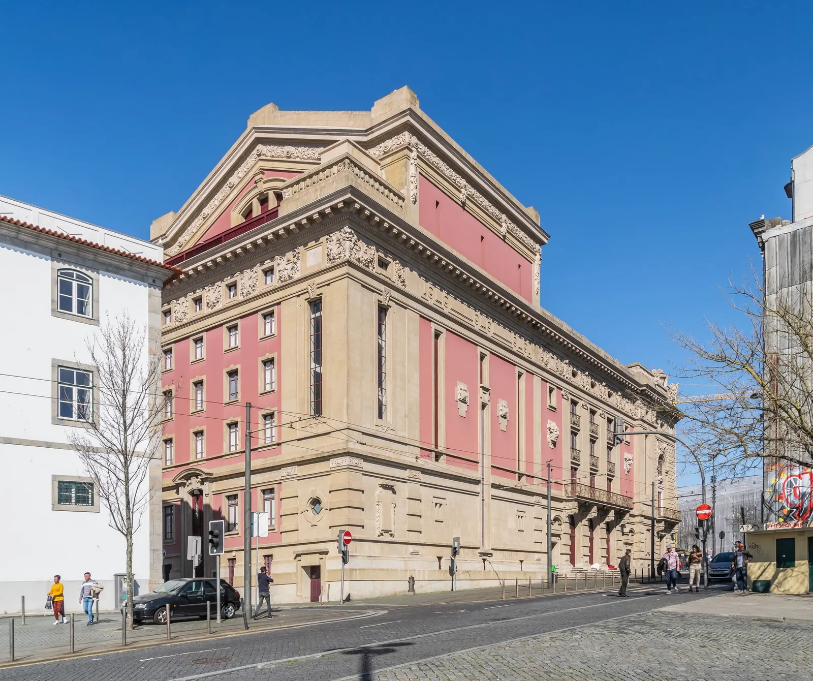 Rosa- und steinfarbene Fassaden des Nationaltheaters São João an einer Ecke der Praça da Batalha, aufgenommen 2020