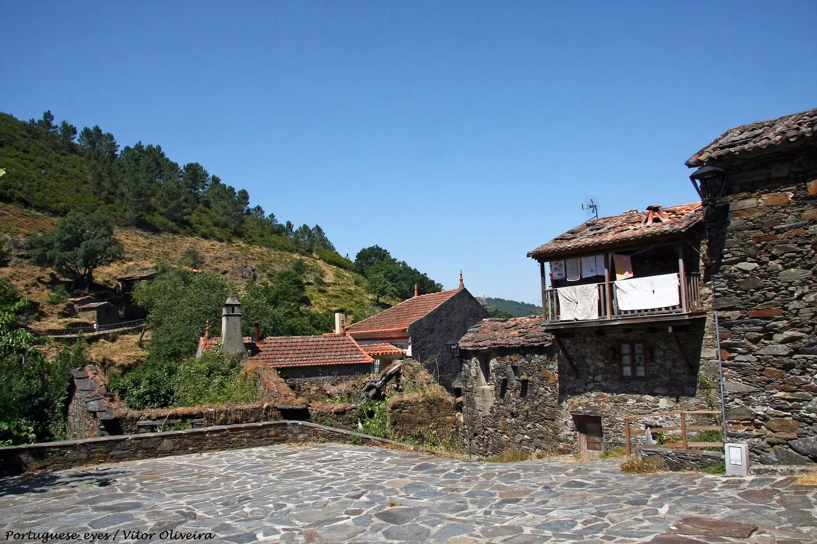 Casas de xisto e largo empedrado no Candal, na Serra da Lousã