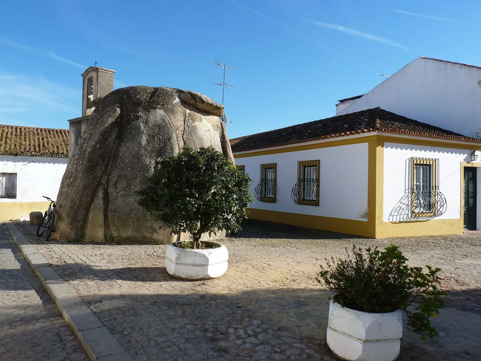 Anta de Pavia (Capela de São Dinis)