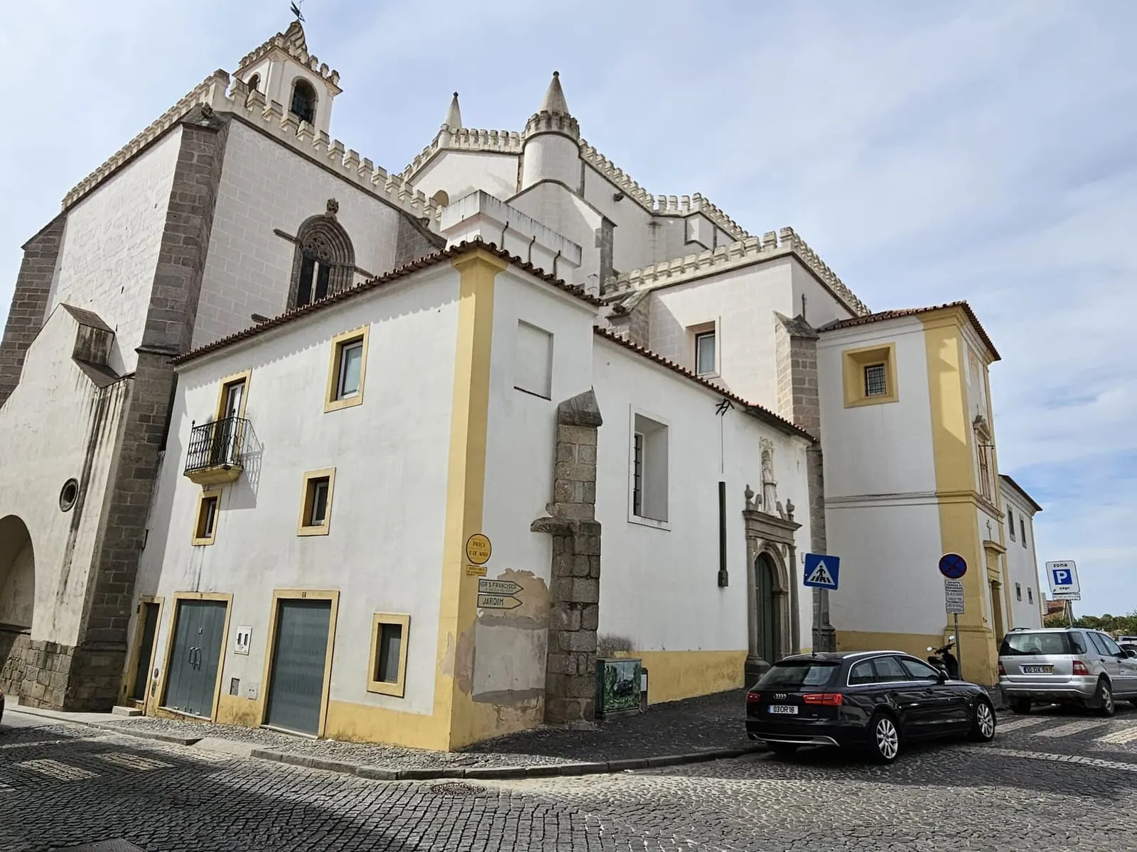 Iglesia de São Francisco y Capilla de los Huesos (Évora)