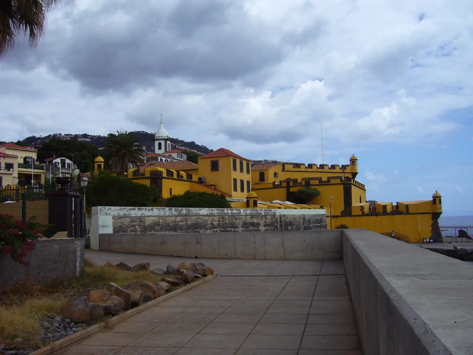 Muralhas amarelas da Fortaleza de São Tiago, vistas de oeste junto à frente marítima do Funchal