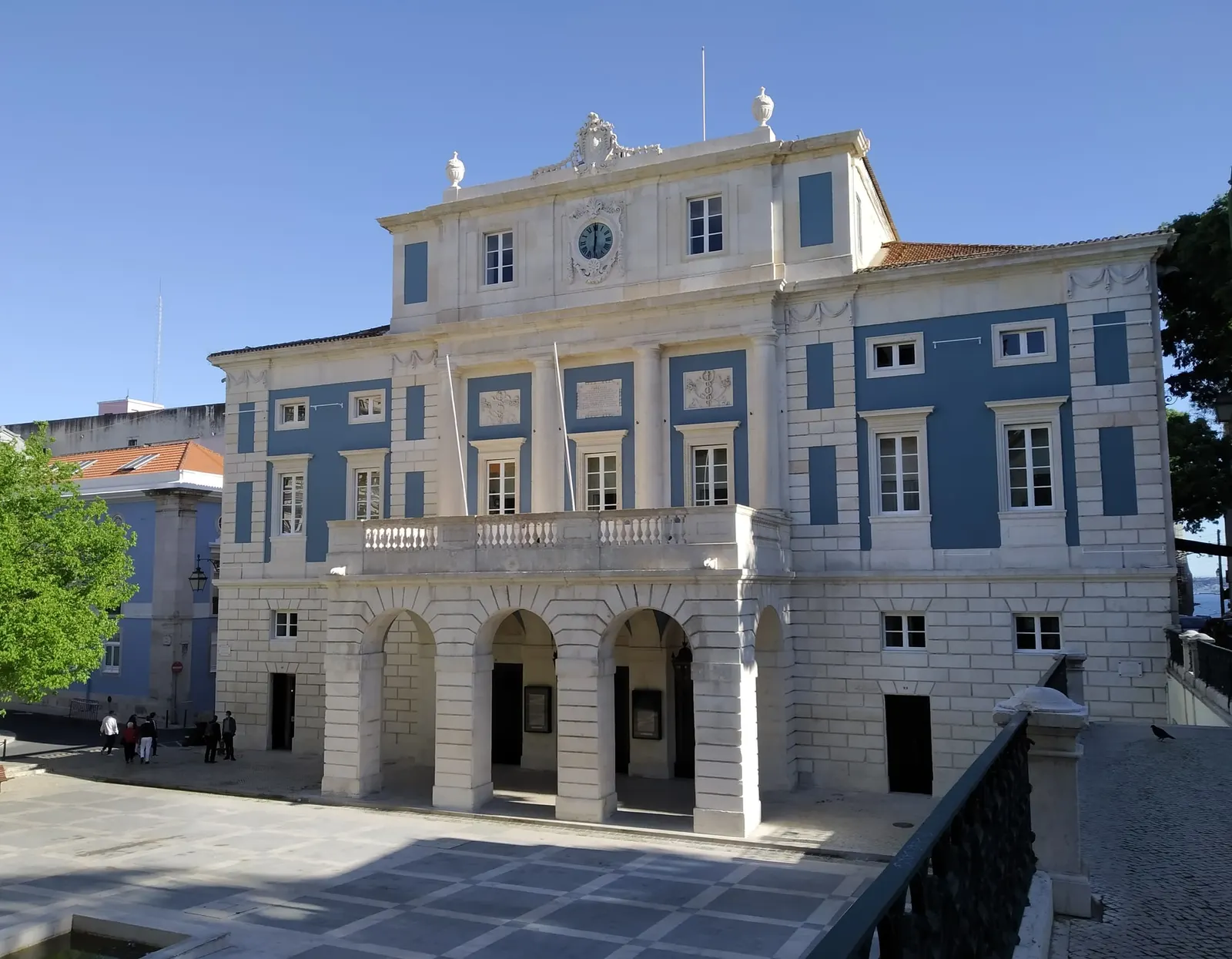 Fassade des Nationaltheaters São Carlos mit dreibogiger Loggia und Uhr, aufgenommen 2021