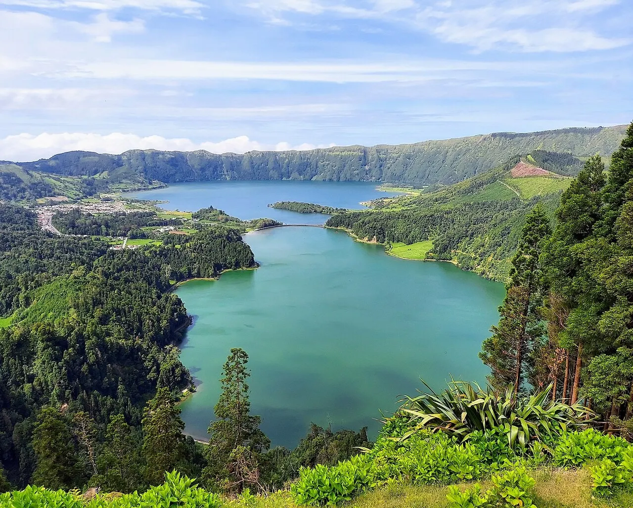Lagoas das Sete Cidades vistas do miradouro da Vista do Rei, em São Miguel